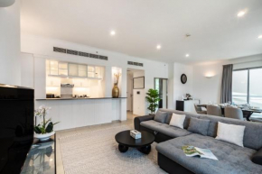 Elegant 1-Bedroom Apartment with Burj Khalifa View
